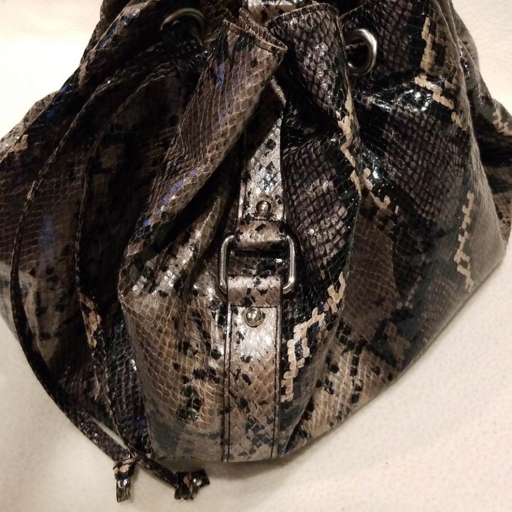 Drawstring snakeprint bag. - Picture 5 of 8